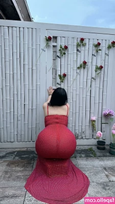 B742741 - Do you like me in red? 🍎