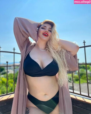 Lili Marko [ lili-marko ] - I know you come back here again and again to admire my body and