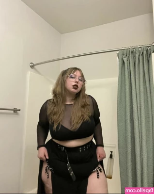 Peachydeluxx - Is red my colour