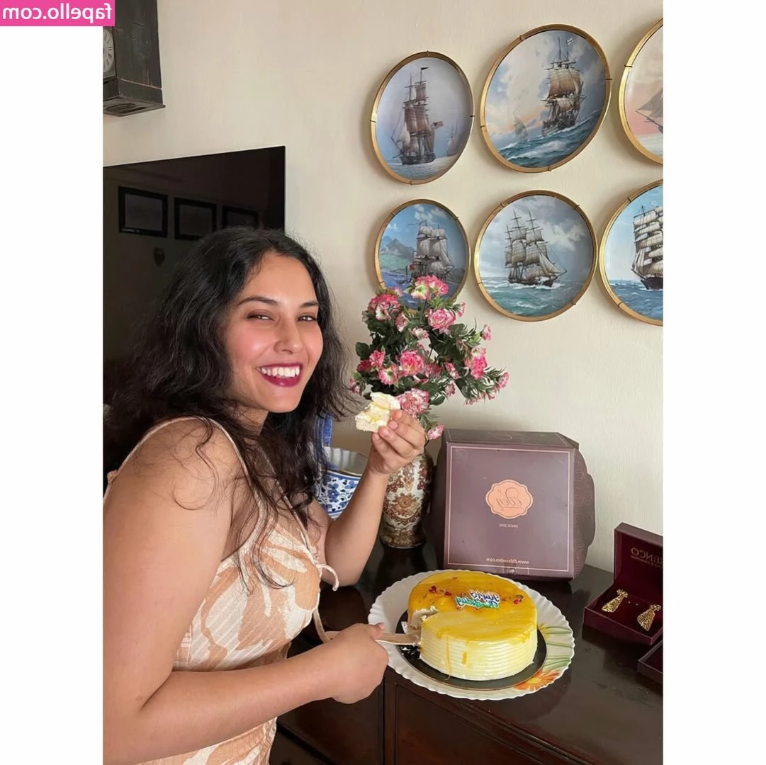 Raktima Chowdhury [ raktima-chowdhury ] - https://youtu.be/XbvAIigpL8k?list=RDMMXbvAIigpL8k It's lunch time!!