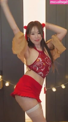hello_kiko [ hello-kiko ] - Stare into my eyes, or see through my bra? 👀