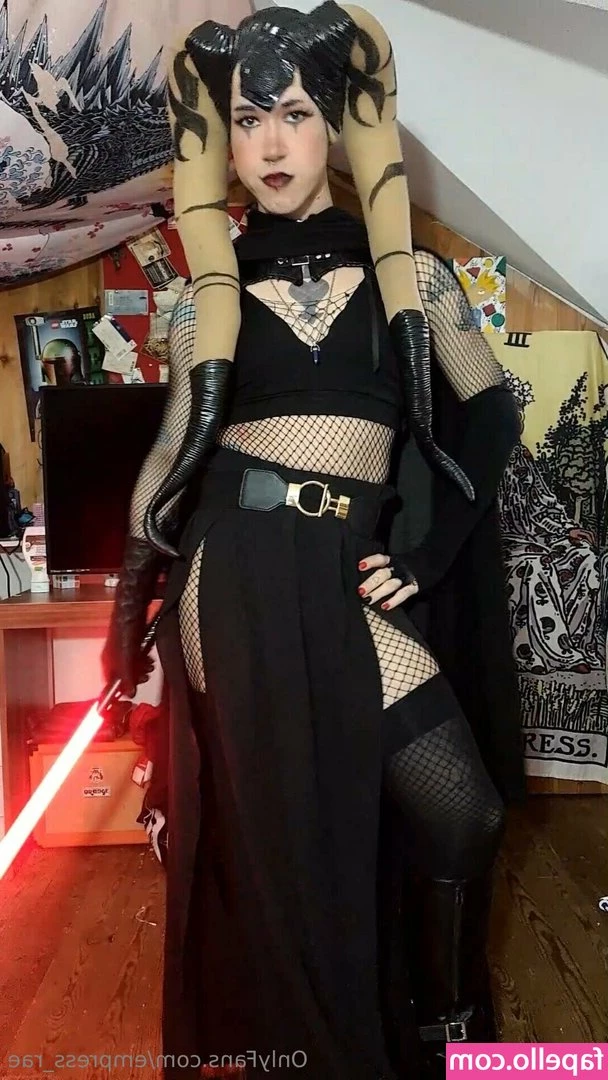 empress_rae [ empress-rae ] - Let's get naughty before bed. Take my pjs off and worship my feet