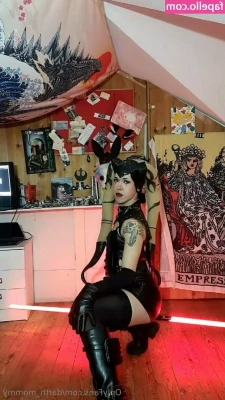 empress_rae [ empress-rae ] - Can you give me a foot massage while I study ?