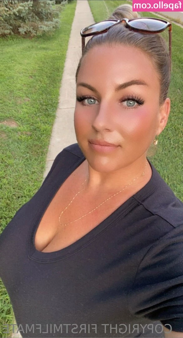 firstmilfmate - Enjoy your Christmas Eve🎄🫶🏻🙈