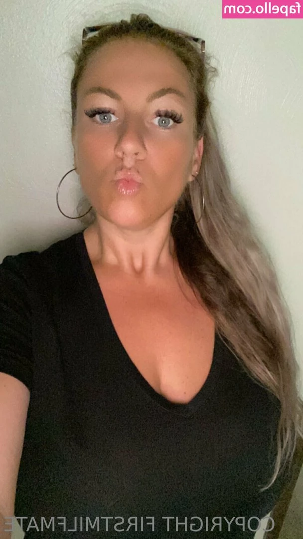 firstmilfmate - Love to hold things with my cute toes    What should I hold next