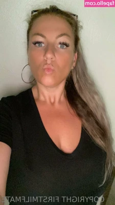 firstmilfmate - Love to hold things with my cute toes    What should I hold next
