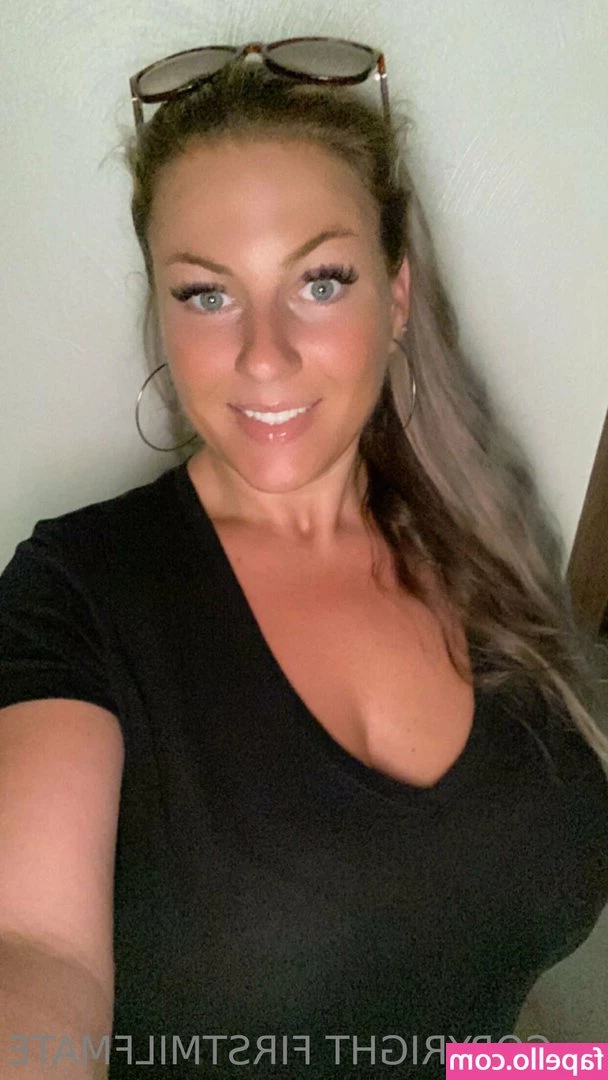 firstmilfmate - want a little kiss? 💋
