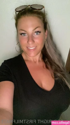 firstmilfmate - want a little kiss? 💋