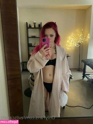 evilscarlett - Kitties and titties