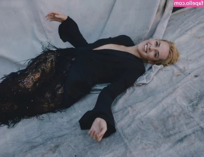 Jena Malone [ jena-malone ] - Would you grab a shower with me before class?