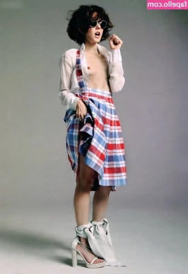 Jena Malone [ jena-malone ] - No bra at work   I love hard nips