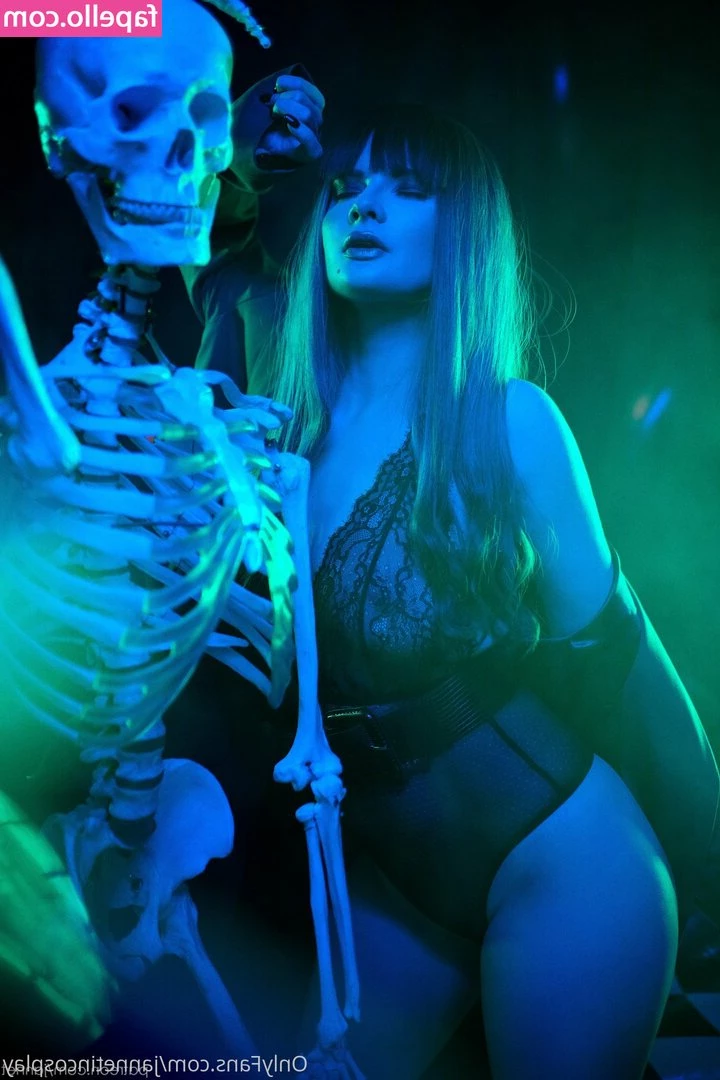 jannetincosplay - Scroll to find the one where I'm pulling my panties to the side! 💦
