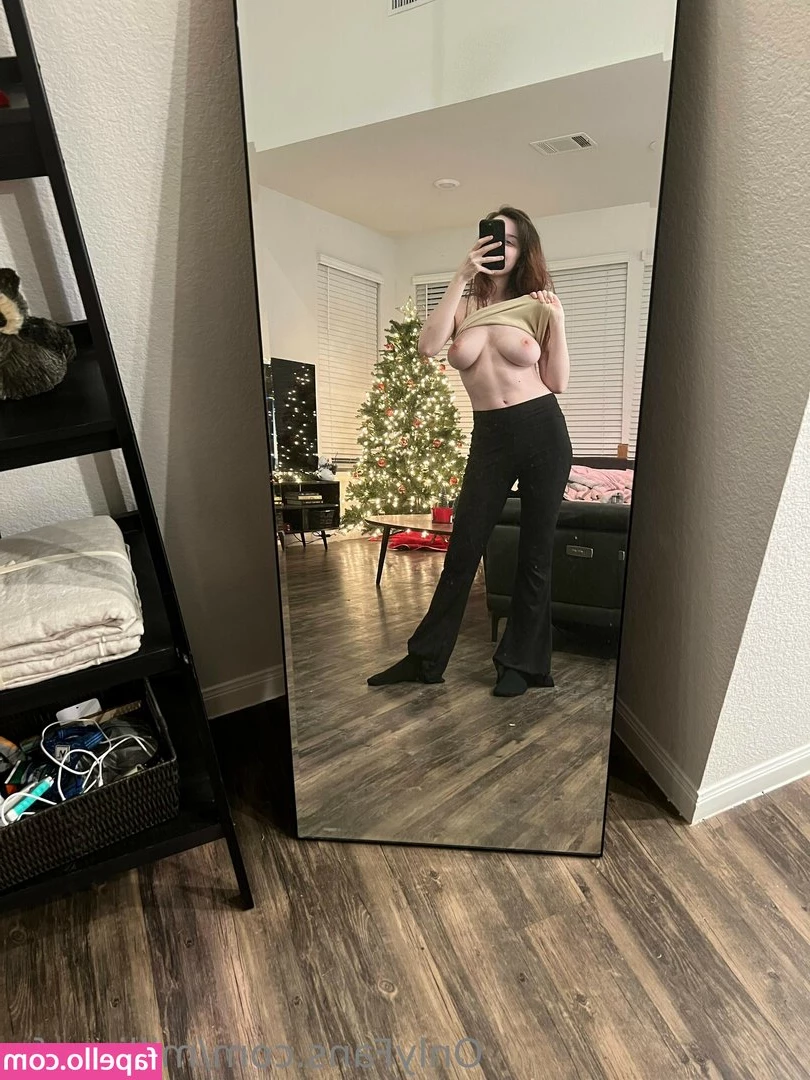 EmiliaNSFW - Videocall now