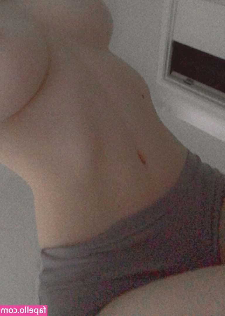 EmiliaNSFW - 5 pix  Butt selfies are hard, give me praise 😝