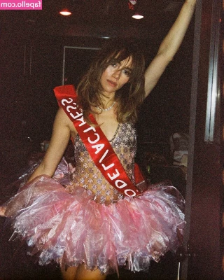 Suki Waterhouse [ suki-waterhouse ] - i m back