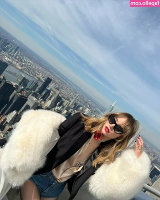 Suki Waterhouse [ suki-waterhouse ] - happy Tuesday baby