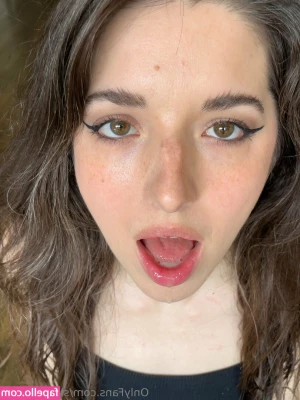 slightsounds [ slightsounds-2 ] - Color or B amp W  Happy Tushy Tuesday to everyone    Holly