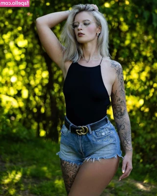 Inkedgirl98_ [ inkedgirl98 ] - Sunday mornings are for cuming and dildos     Comment and like   tip