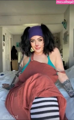 Valentina Marie [ valentina-marie ] - Meeting a drawing on the wall is like meeting a message from the