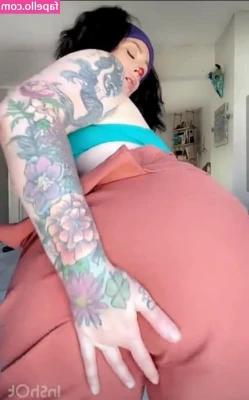 Valentina Marie [ valentina-marie ] - Trying to cuddle up with a good book