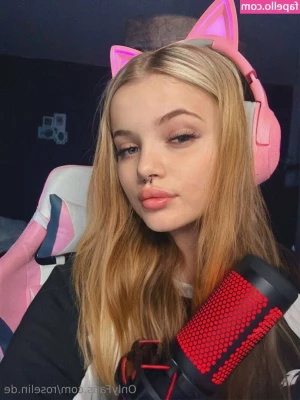 roselin.de [ roselin-de ] - Morning sexy 😏 Have you checked your DM’s yet? 😈