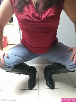 flowerpower87 - Suns out, drink in hand, just waiting for you to come kiss and
