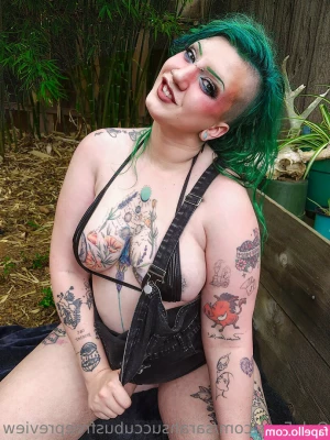 sarahsuccubusfreepreview - So horny tonight.. watch me go from soft to a semi in the next few