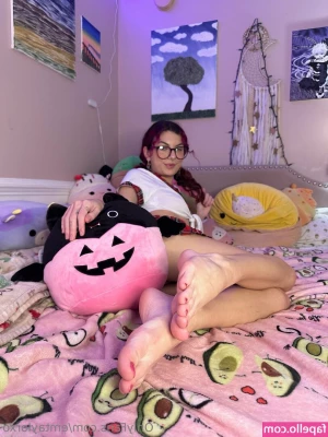  [ emtaylorxo ] - so horny