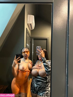 drippinvelvet - Usei bota nesse calor, olha como minha solinha ficou rosadinha 🥵 