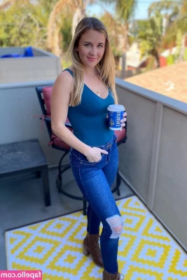 Tori Marie [ tori-marie ] - Crushing Swiss rolls with my toes and soles 😍