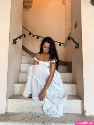 Elenachristine_s [ elenachristine-s ] - Waiting on the bedroom floor for you 😏💛