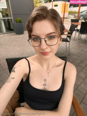 Creamymoana - Shiny toes and shiny sandals ✨