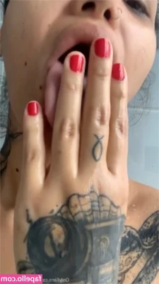  [ marcelaguzman ] - freshly showered and ready to be eaten