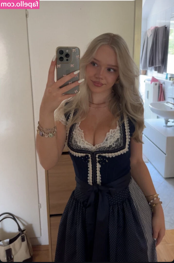 Thesi Sophie [ thesi-sophie ] - Happy Hump Day baby I am in need of a good spanking  want to give it