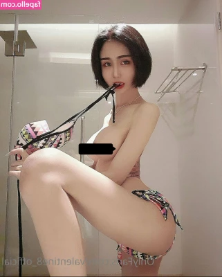 valentine8_official [ valentine8-official ] - Shiny   And one blurry