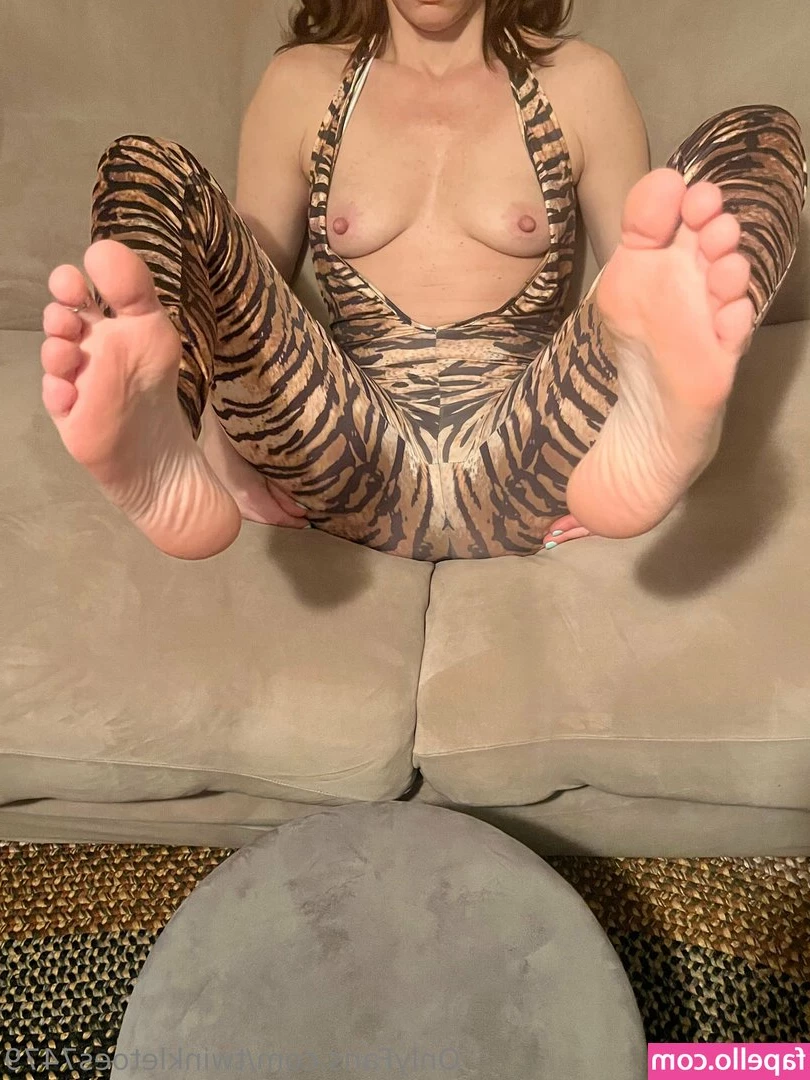 twinkletoes7479 - Pussy on her mouth. Thighs holding her in position