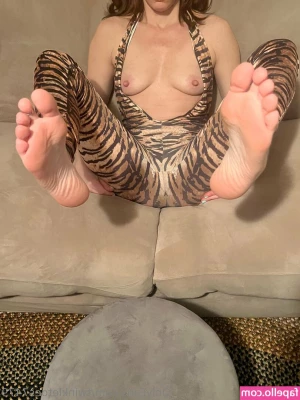 twinkletoes7479 - Pussy on her mouth. Thighs holding her in position