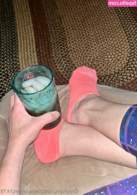 twinkletoes7479 - 💜 could use some help oiling myself up 🥺💛