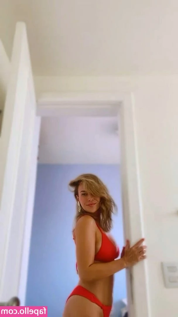 Fernanda Nobre [ fernanda-nobre ] - Who wants to come play  amp  make me super wet