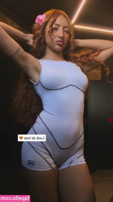 Ruivinha De Marte [ ruivinha-de-marte ] - this angle makes me look so chunky🥰