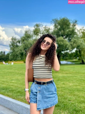 pollygirl99 - Feelin’ busty 🖤