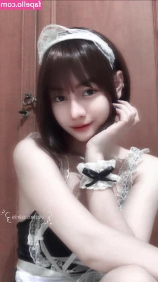 Violet Airis [ violet-airis ] - Here your goddess comes to ask you  what do you prefer