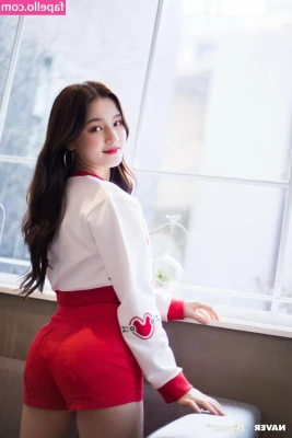  [ nancy-momoland ] - Working for those gains~ 💦  Have a lovely Friday❤️