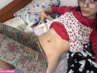 evee_nya [ evee-nya ] - Guten Morgen   Ich liege noch nackt im Bett und trinke meinen Kaffee
