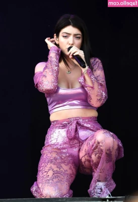  [ lorde ] - White feet nails 😉