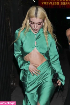  [ lorde ] - Haha simple but side cut high for evening out