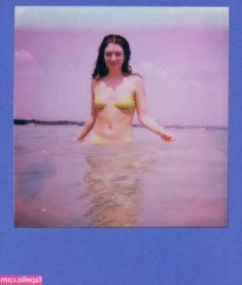  [ lorde ] - Acceptable outfit for chilling by the fire right? Lol