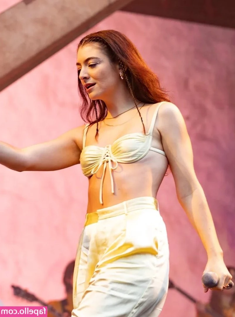  [ lorde ] - Don’t you wish you were coming with me to shower? 💖