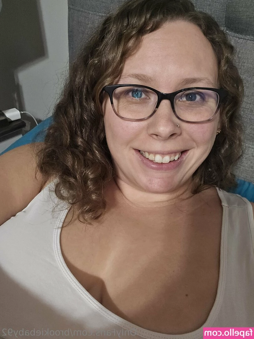 brookiebaby92 - We know I have soft squishy tits yes? 🥰