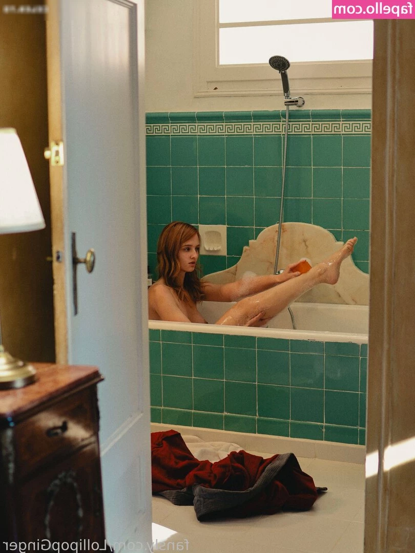 Lollipopginger [ lollipopginger-12 ] - Cleaning up in the shower after working in the yard